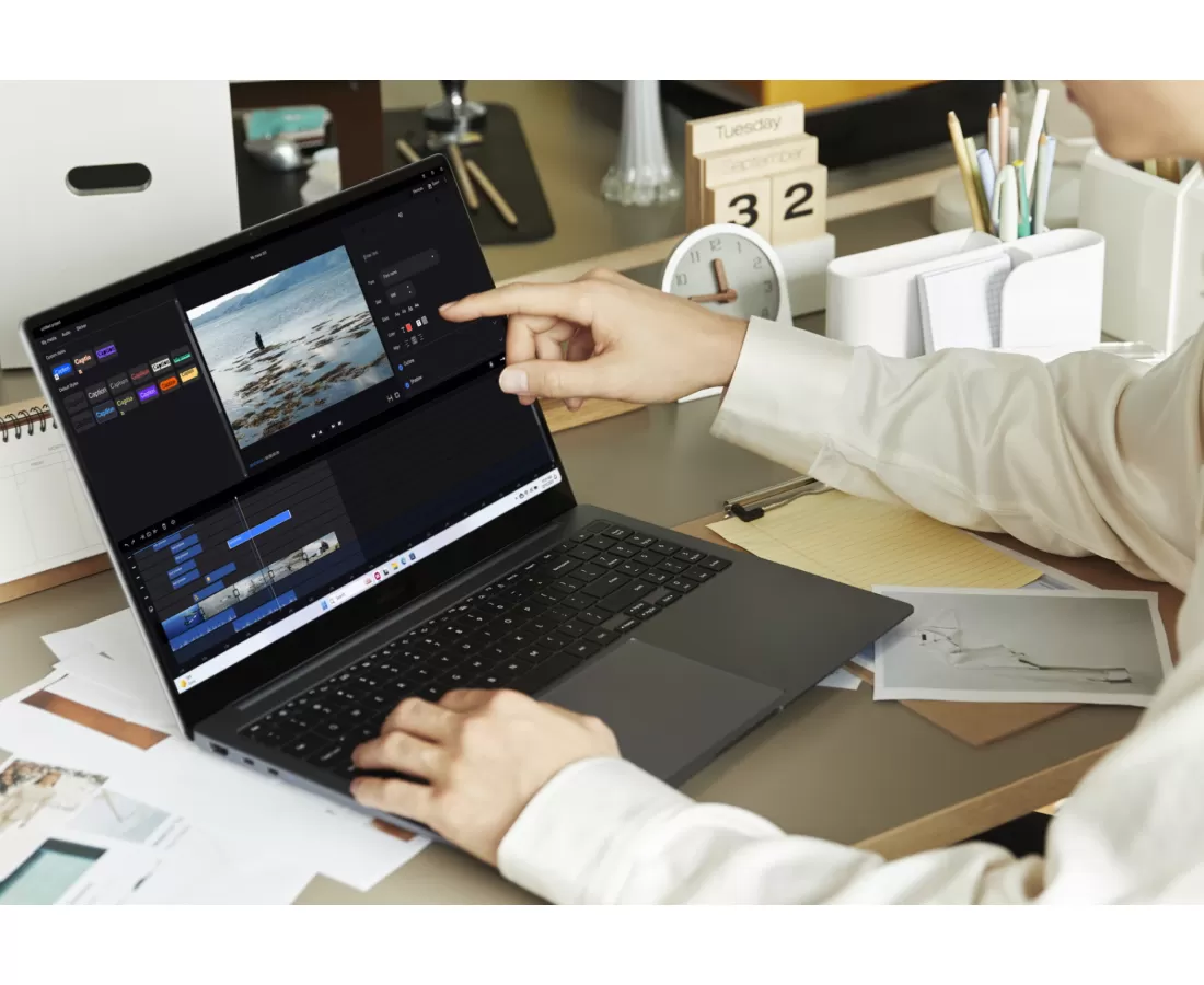 Samsung Galaxy Book 4 Ultra, CPU: Core Ultra 9 - 185H, RAM: RAM 32 GB, Ổ cứng: SSD 1TB, Độ phân giải : Quad HD+, Card đồ họa: NVIDIA GeForce RTX 4070, Màu sắc: Moonstone Gray, Kích thước màn hình: 16-inch - hình số , 3 image