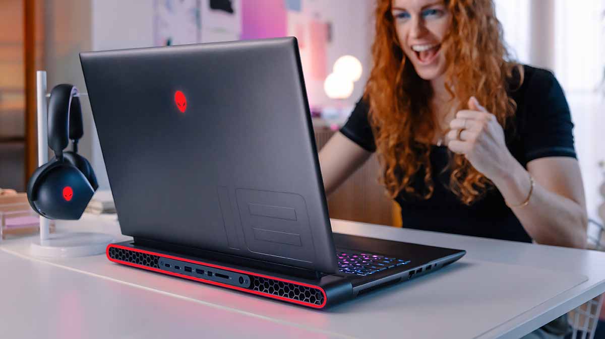 Laptop Gaming Dell Alienware M18 R1 AMD Ryzen 7-7745HX RAM 16GB SSD 512GB RTX 4060 8GB 18-inch FHD+ Windows 11